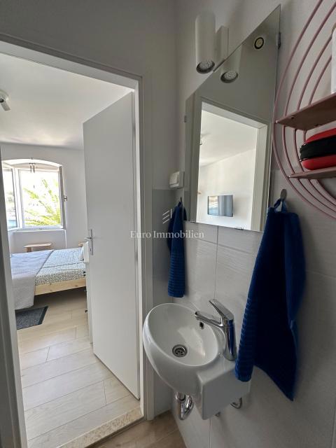 Casa ristrutturata con 5 unità, prima fila sul mare