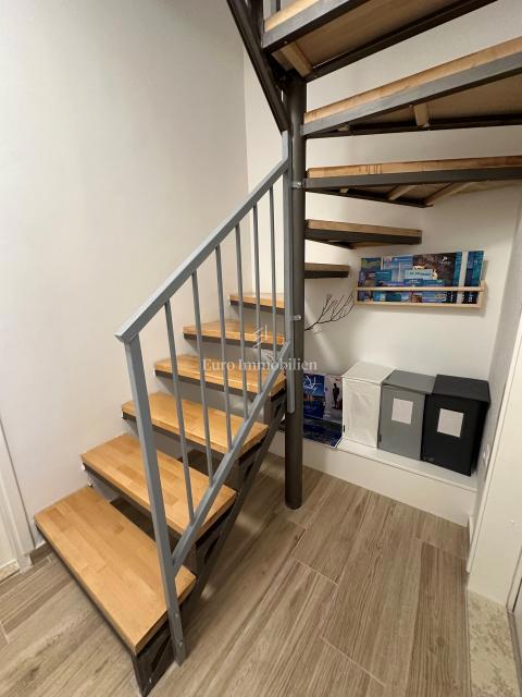 Casa ristrutturata con 5 unità, prima fila sul mare