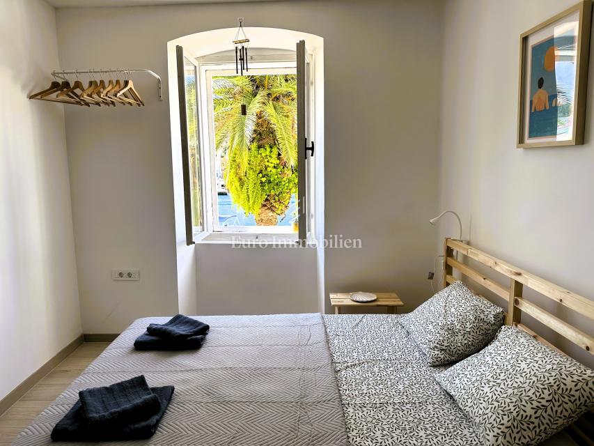 Casa ristrutturata con 5 unità, prima fila sul mare