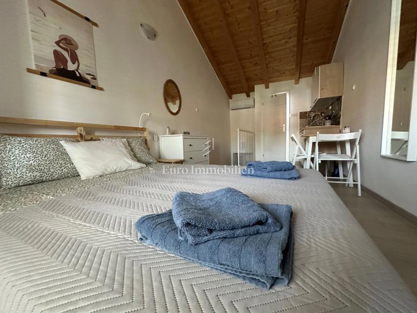 Casa ristrutturata con 5 unità, prima fila sul mare