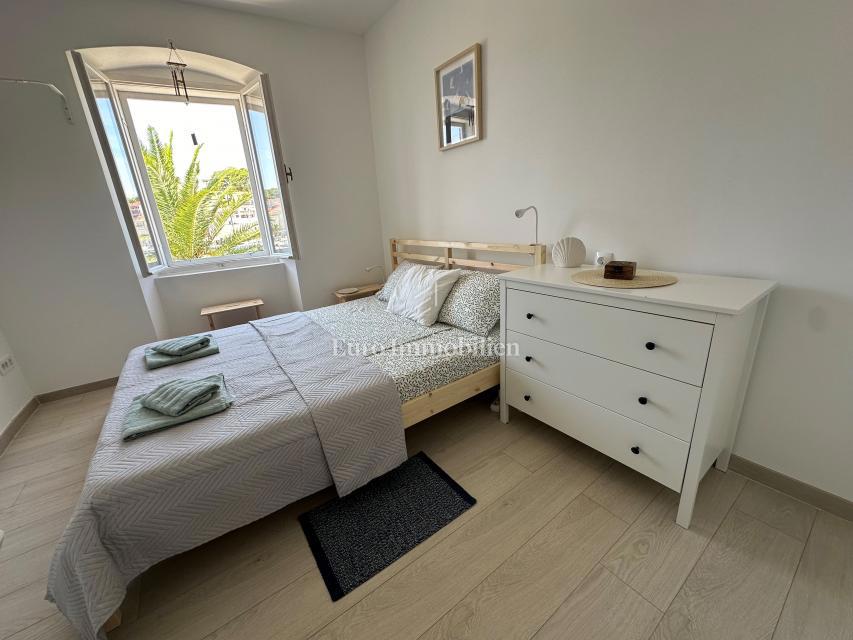 Casa ristrutturata con 5 unità, prima fila sul mare