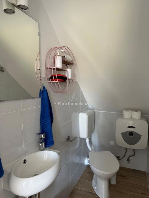 Casa ristrutturata con 5 unità, prima fila sul mare