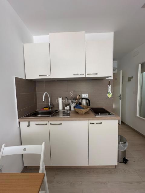 Casa ristrutturata con 5 unità, prima fila sul mare