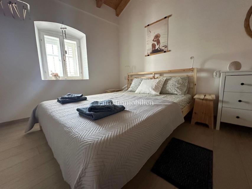 Casa ristrutturata con 5 unità, prima fila sul mare