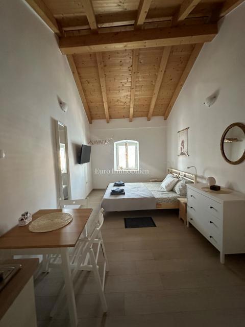 Casa ristrutturata con 5 unità, prima fila sul mare