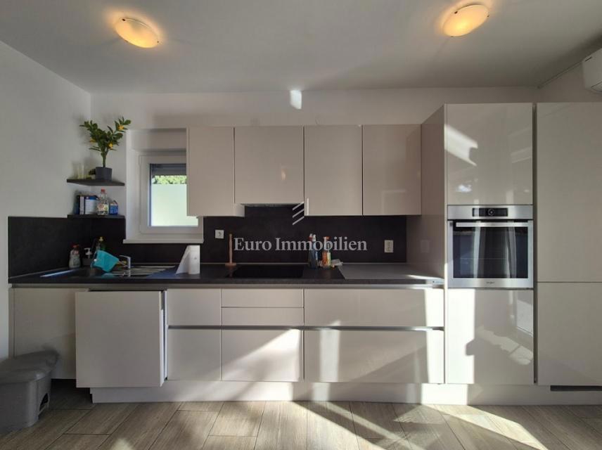 Appartamento bilocale con due terrazze vicino al mare – Novalja