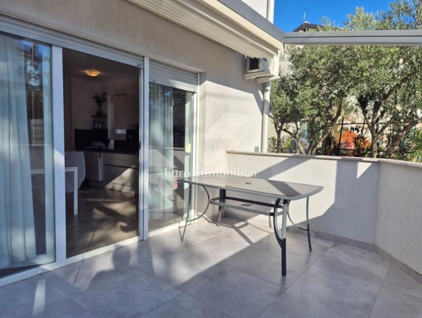 Appartamento bilocale con due terrazze vicino al mare – Novalja