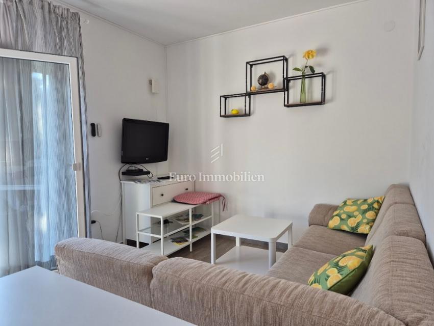 Appartamento bilocale con due terrazze vicino al mare – Novalja