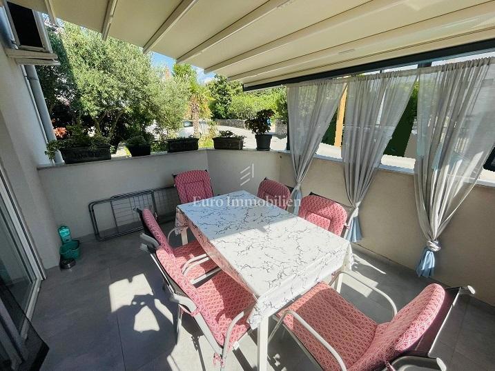 Appartamento bilocale con due terrazze vicino al mare – Novalja