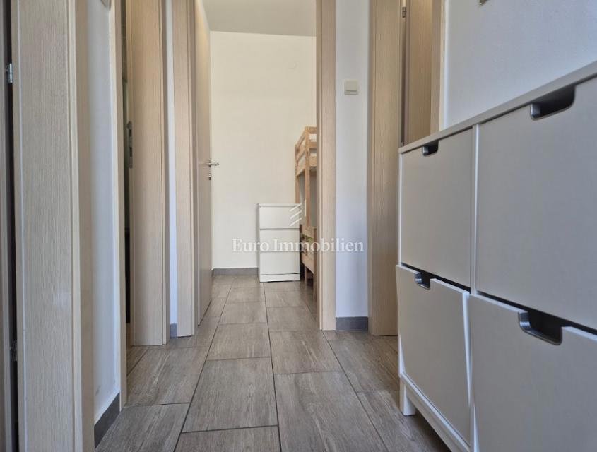 Appartamento bilocale con due terrazze vicino al mare – Novalja