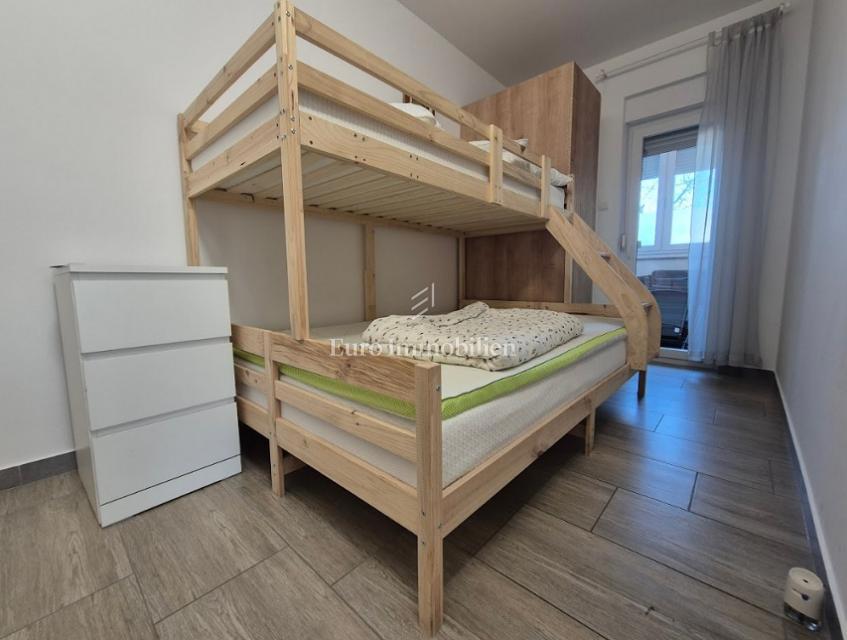 Appartamento bilocale con due terrazze vicino al mare – Novalja