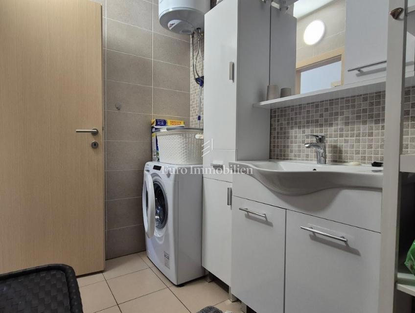 Appartamento bilocale con due terrazze vicino al mare – Novalja