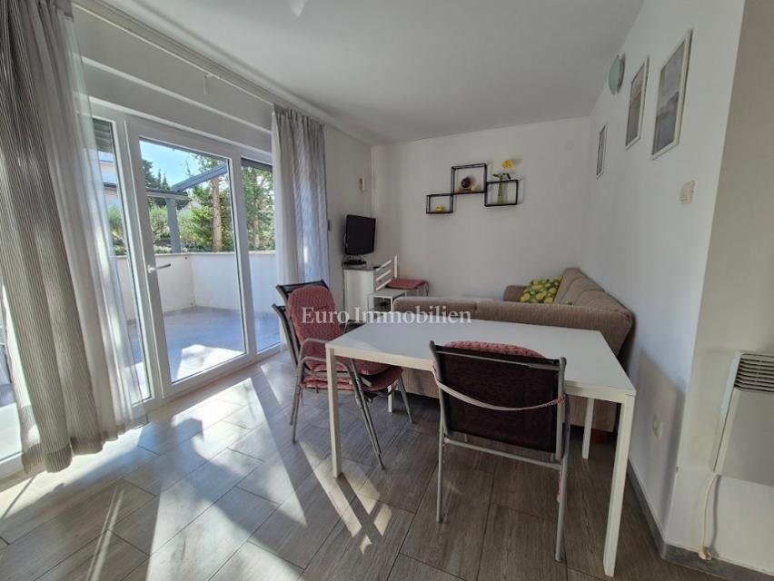 Appartamento bilocale con due terrazze vicino al mare – Novalja