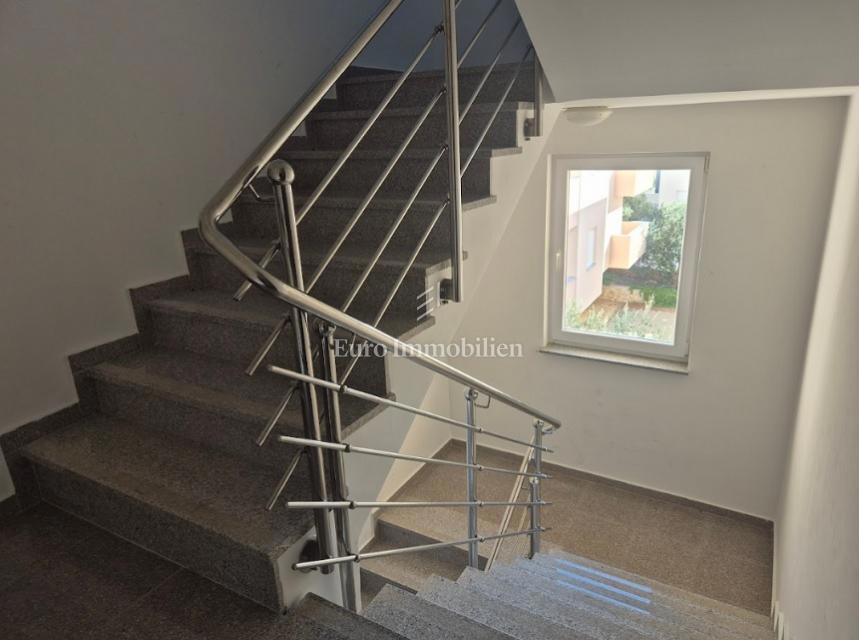 Mandre - appartamento con due terrazze, seconda fila al mare