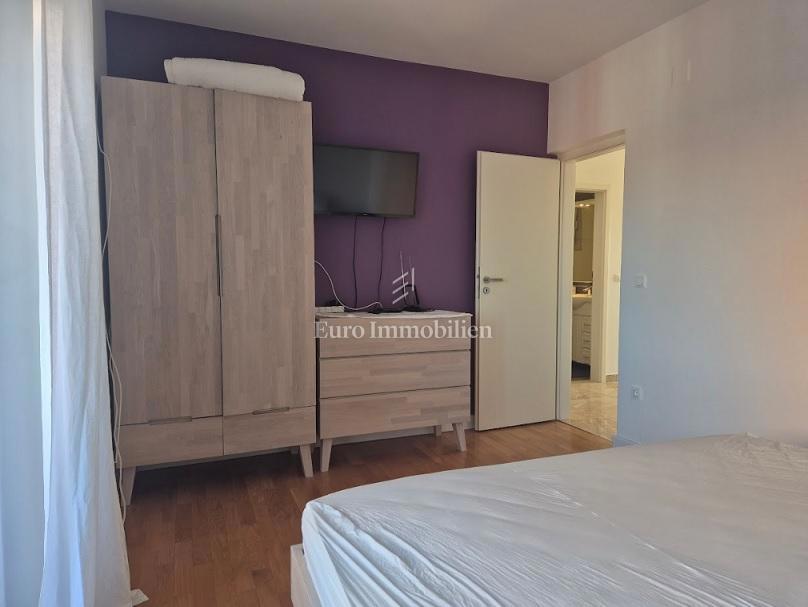 Mandre - appartamento con due terrazze, seconda fila al mare