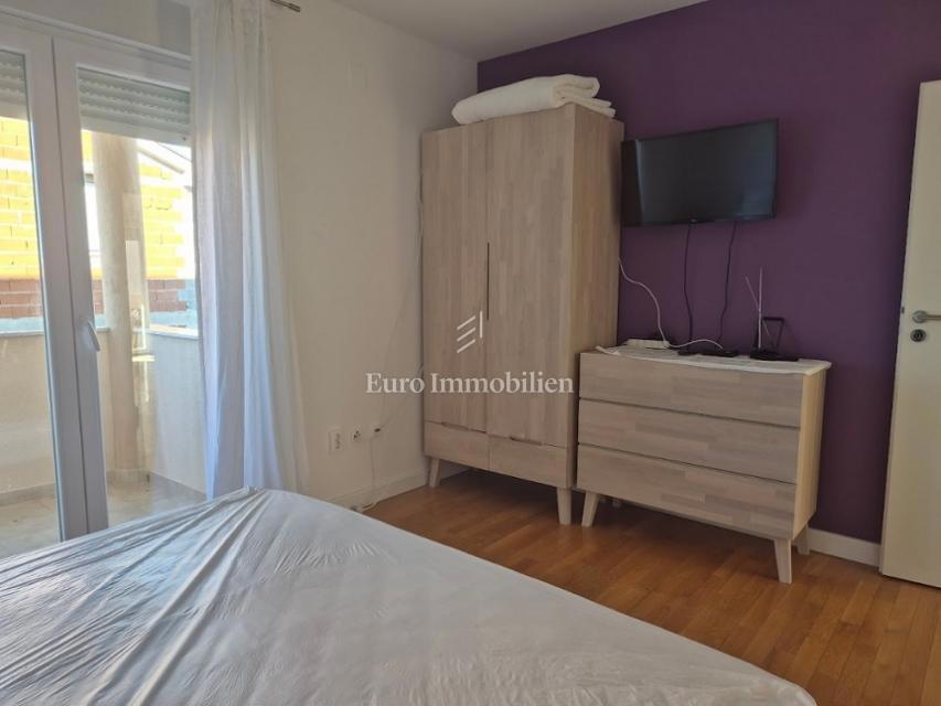 Mandre - appartamento con due terrazze, seconda fila al mare