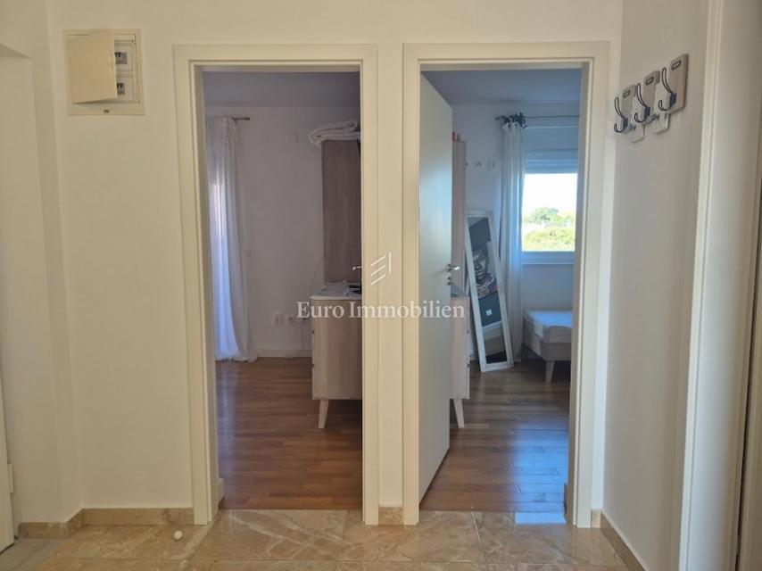 Mandre - appartamento con due terrazze, seconda fila al mare