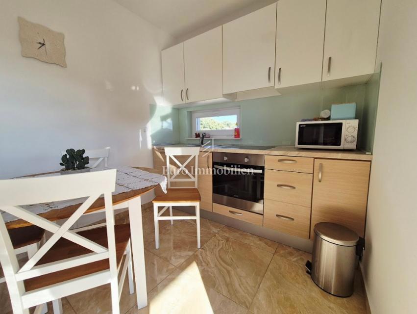 Mandre - appartamento con due terrazze, seconda fila al mare