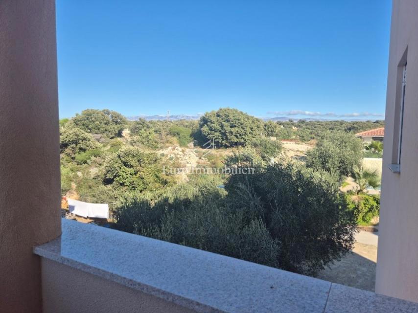 Mandre - appartamento con due terrazze, seconda fila al mare