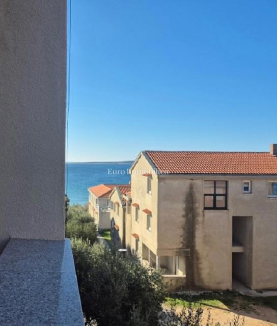 Mandre - appartamento con due terrazze, seconda fila al mare