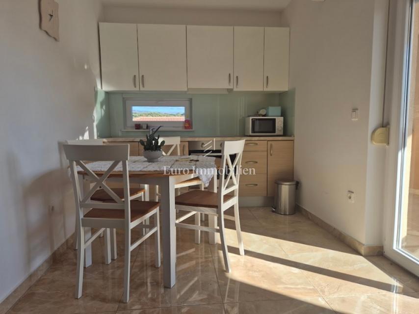 Mandre - appartamento con due terrazze, seconda fila al mare