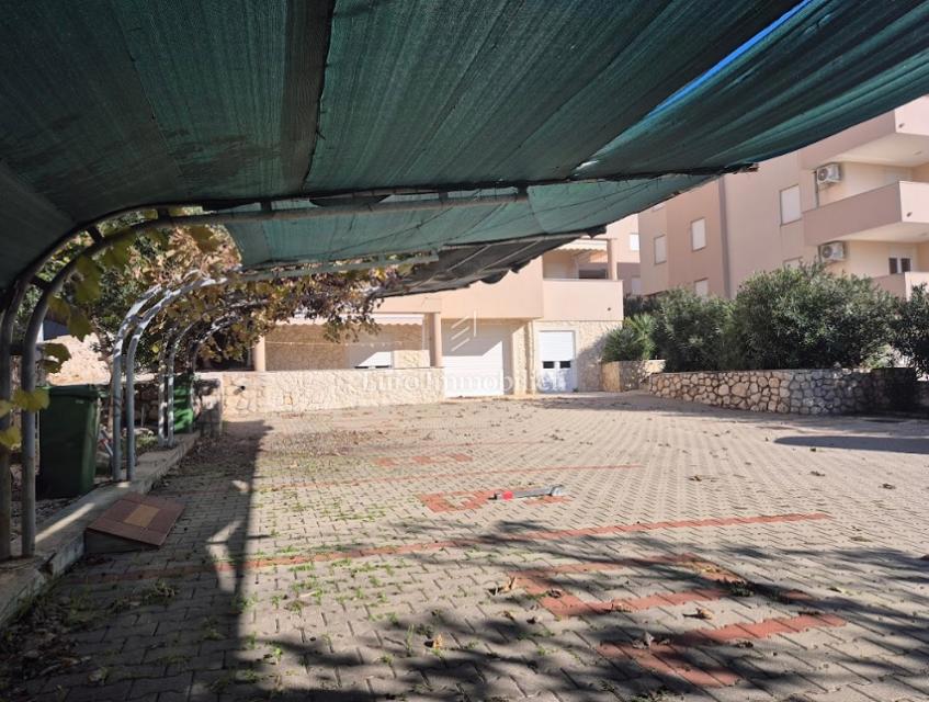 Mandre - appartamento con due terrazze, seconda fila al mare