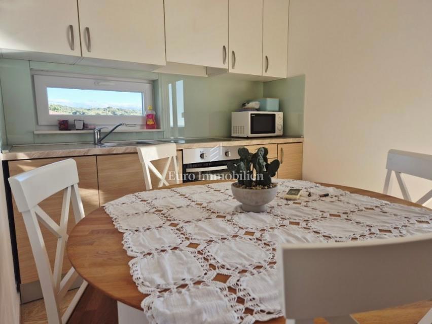 Mandre - appartamento con due terrazze, seconda fila al mare