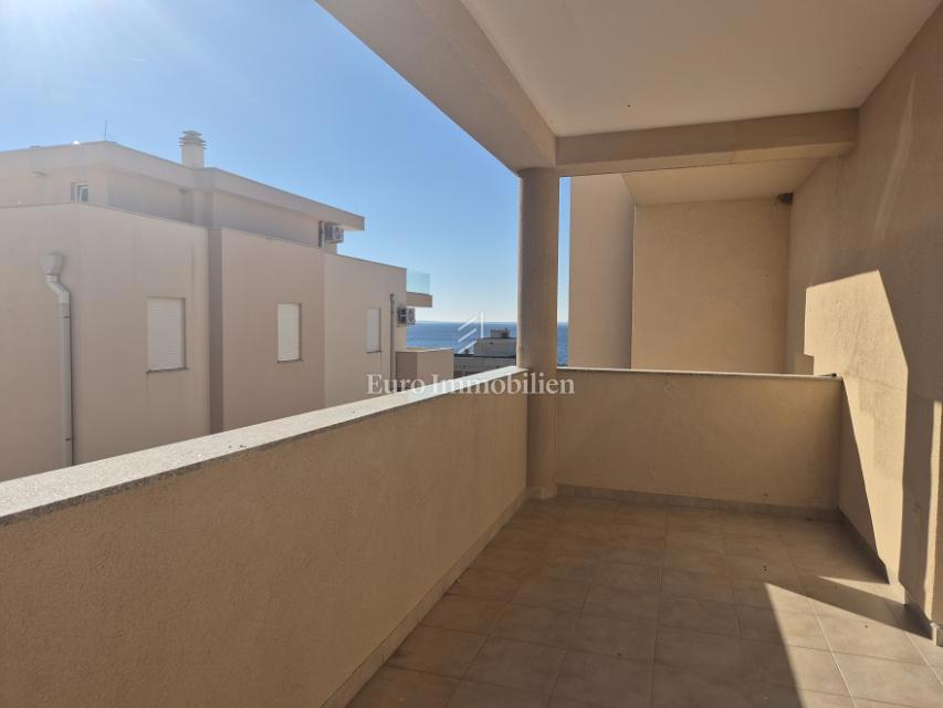 Mandre - appartamento con due terrazze, seconda fila al mare