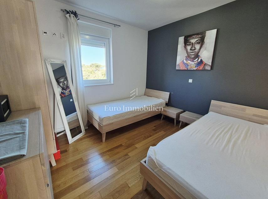 Mandre - appartamento con due terrazze, seconda fila al mare