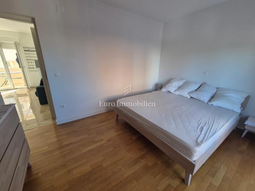 Mandre - appartamento con due terrazze, seconda fila al mare