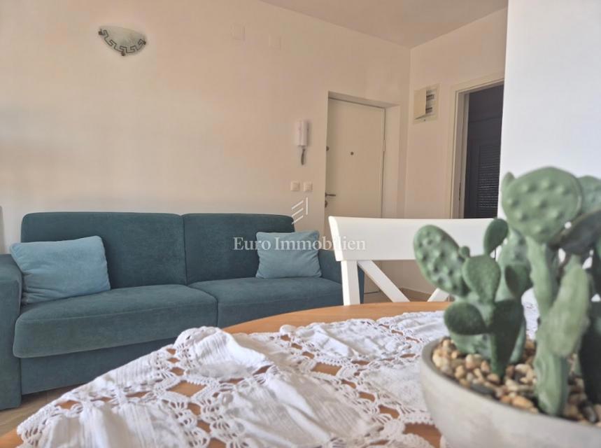 Mandre - appartamento con due terrazze, seconda fila al mare