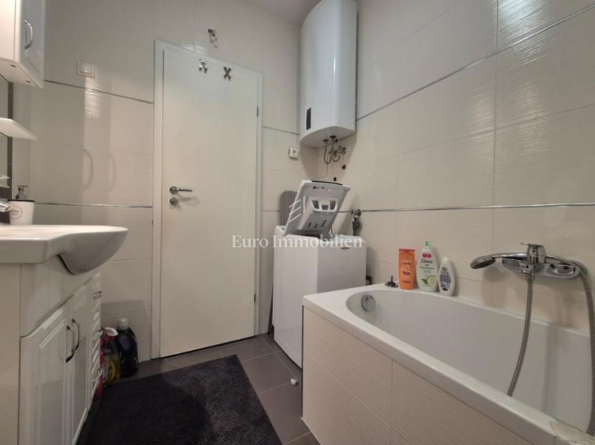 Mandre - appartamento con due terrazze, seconda fila al mare