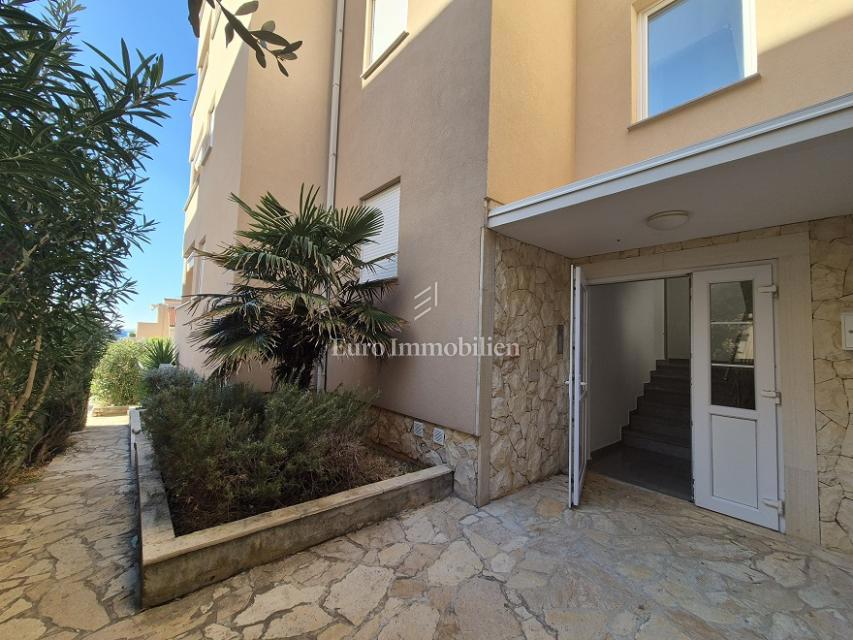 Mandre - appartamento con due terrazze, seconda fila al mare