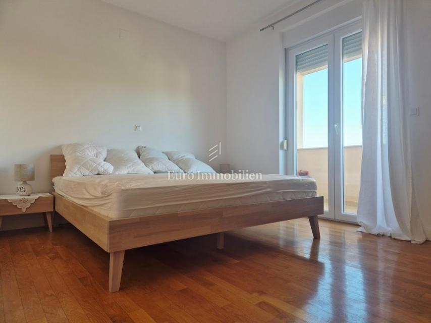 Mandre - appartamento con due terrazze, seconda fila al mare