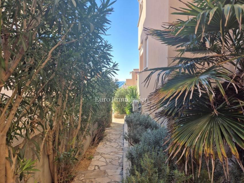 Mandre - appartamento con due terrazze, seconda fila al mare