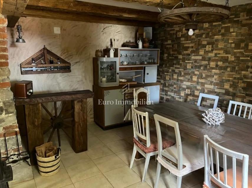 Casa ristrutturata con ampio terreno in zona tranquilla