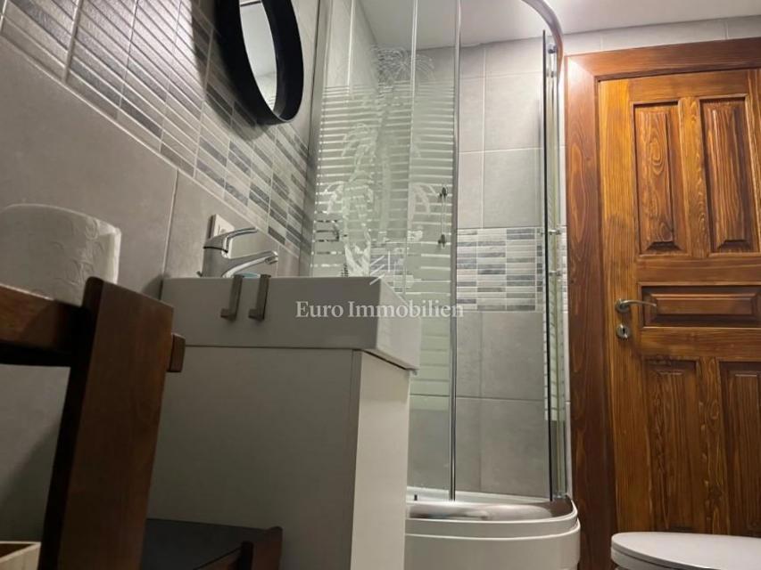 Casa ristrutturata con ampio terreno in zona tranquilla