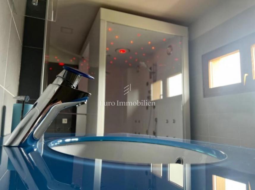 Casa ristrutturata con ampio terreno in zona tranquilla