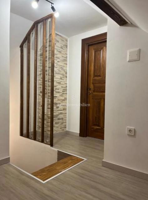 Casa ristrutturata con ampio terreno in zona tranquilla