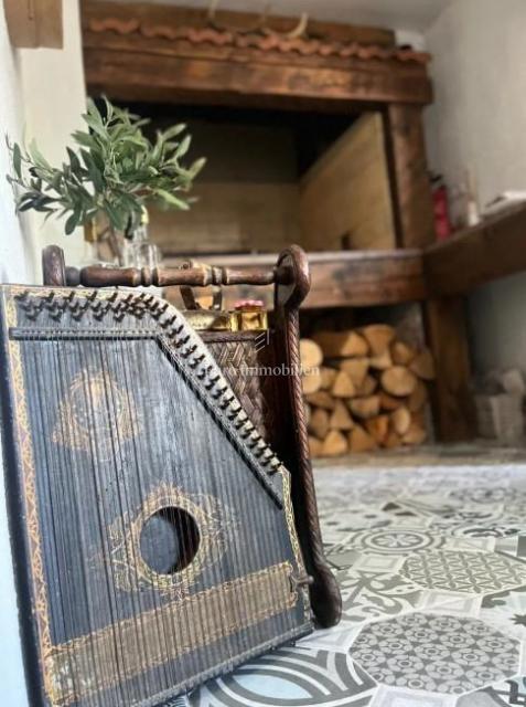 Casa ristrutturata con ampio terreno in zona tranquilla