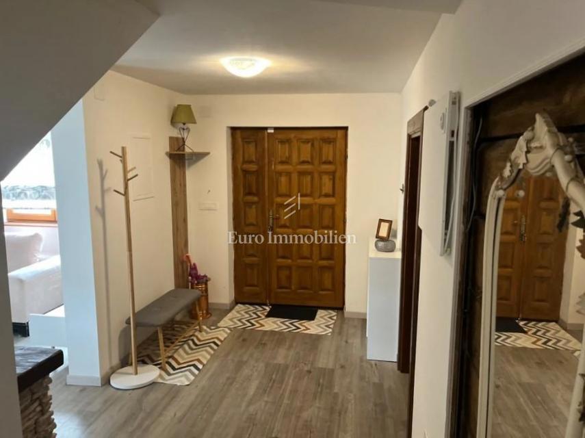 Casa ristrutturata con ampio terreno in zona tranquilla