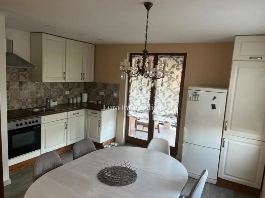 Casa ristrutturata con ampio terreno in zona tranquilla