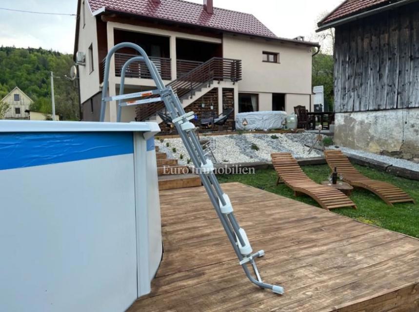 Casa ristrutturata con ampio terreno in zona tranquilla