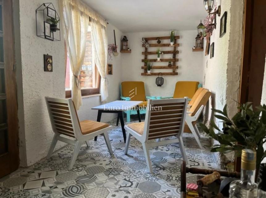 Casa ristrutturata con ampio terreno in zona tranquilla