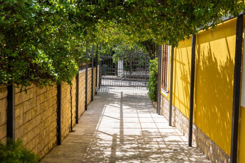 Selce, due case in vendita