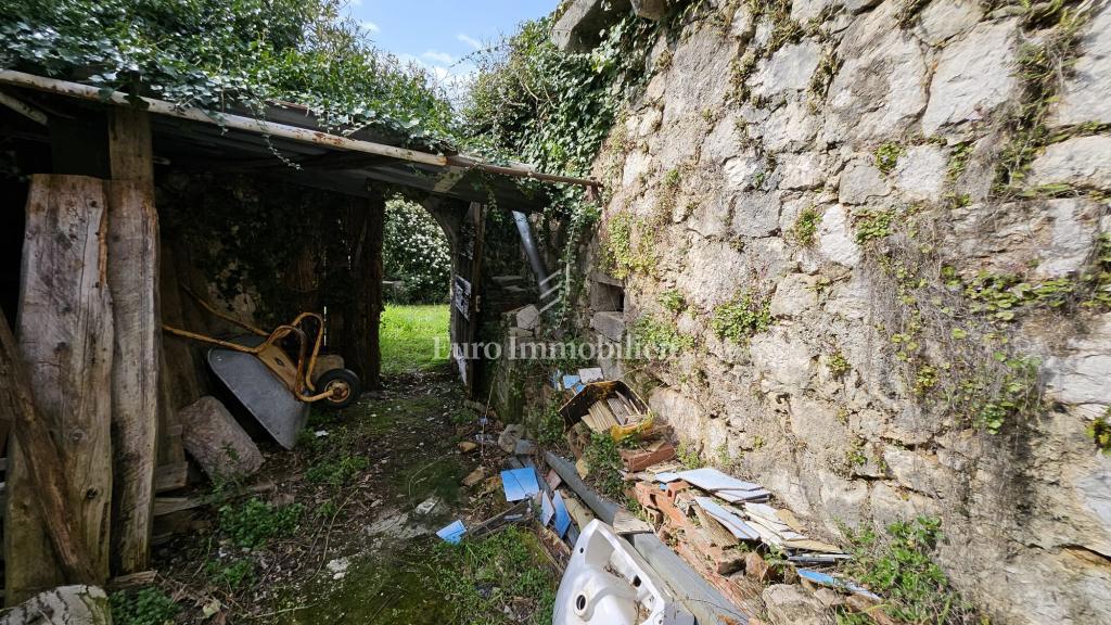 Bribir – terreno edificabile con vecchia casa in vendita