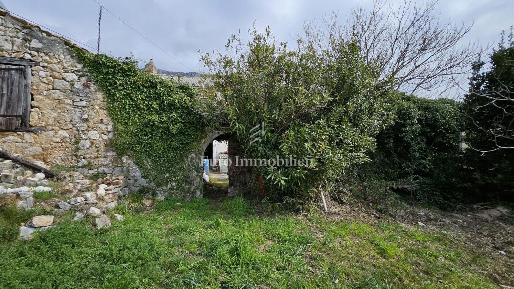 Bribir – terreno edificabile con vecchia casa in vendita