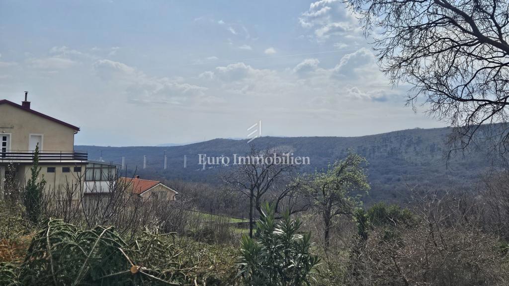 Bribir – terreno edificabile con vecchia casa in vendita