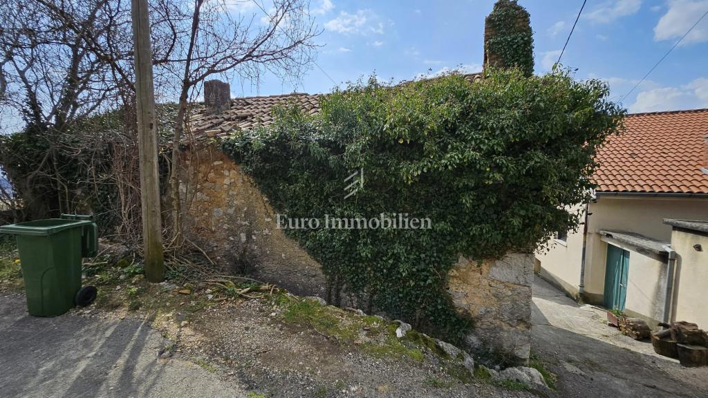Bribir – terreno edificabile con vecchia casa in vendita