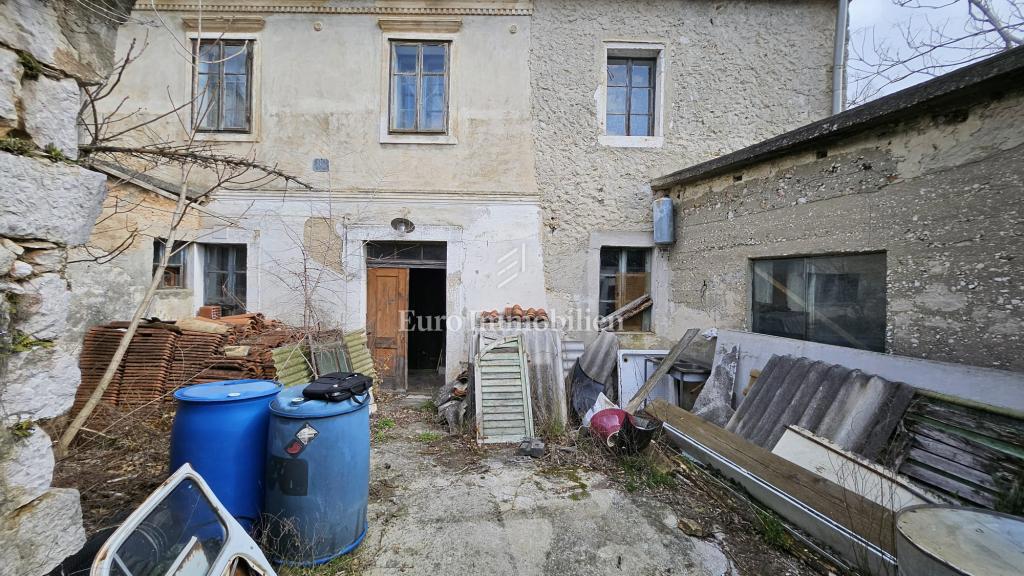 Bribir – terreno edificabile con vecchia casa in vendita